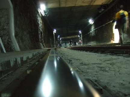 Tunel zakręca i rozwidla się na podejściu do Śródmieścia