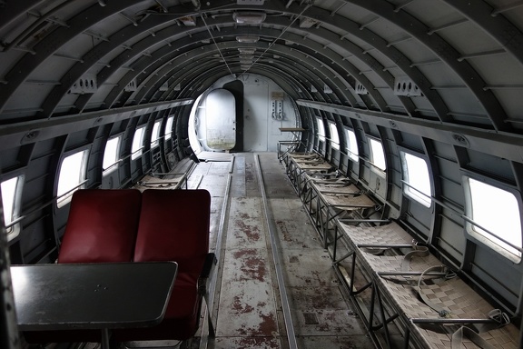 Ił-14 - wnętrze - widok ku ogonowi